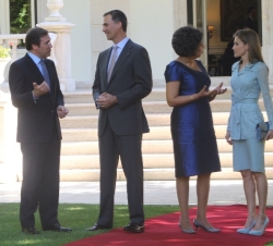Sus Majestades los Reyes tras el encuentro con el Primer Ministro de la República Portuguesa, Pedro Passos Coelho, su esposa, conversan en los jardine